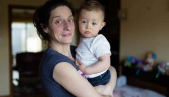 Българка в Ирландия едва преживя спонтанен аборт, но я уволниха защото "била болна прекалено дълго"