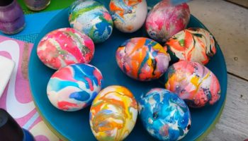 Яйцата, боядисани с белтък, греят в нежни пастелни цветове - ето колко лесно се правят: