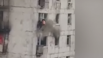 От балкона си: 25-годишен мъж издърпа две деца от горящ апартамент на петия етаж (видео)