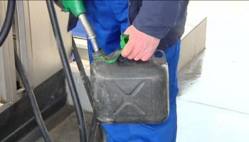 Чудо: Мъж зареди 12 литра бензин в 10-литрова туба